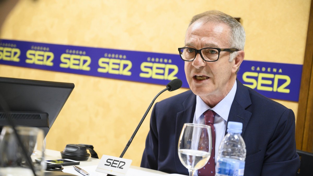 José Guirao, en los estudios de la Cadena SER Almería en un debate.
