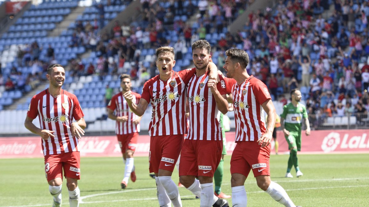 Álvaro Giménez celebrando con el Almería un gol al Elche.