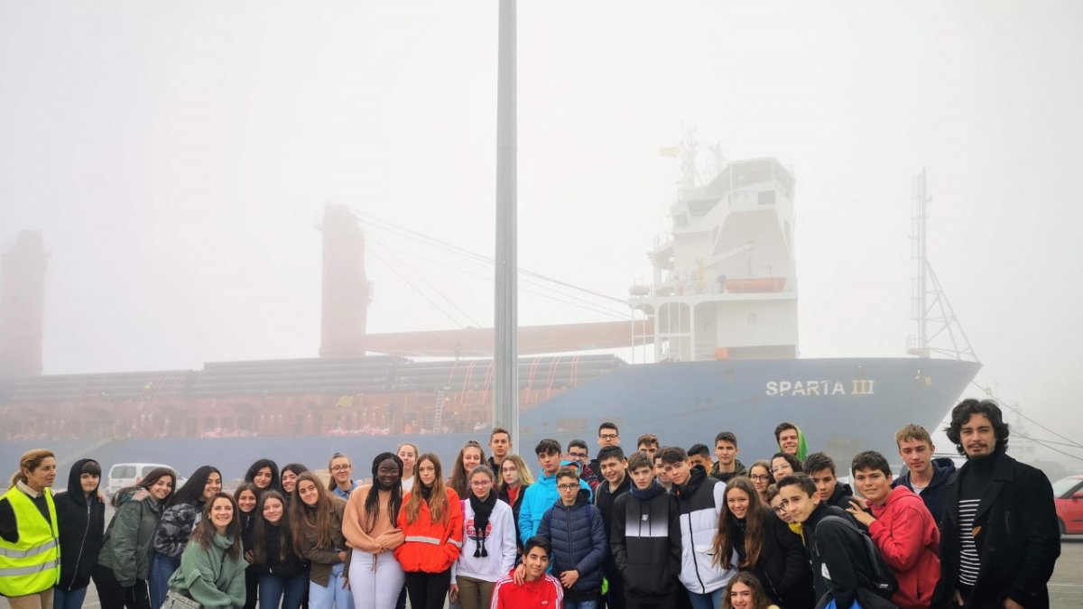 Los estudiantes roqueteros conocen el Puerto de Almería.