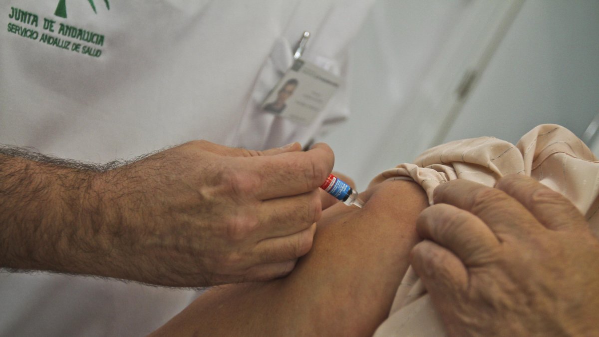 Vacunación contra el virus de la gripe en un centro de salud almeriense.
