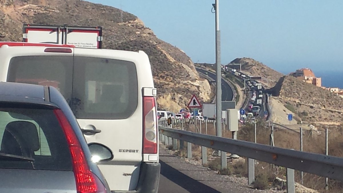 Uno de los habituales atascos en la A7.