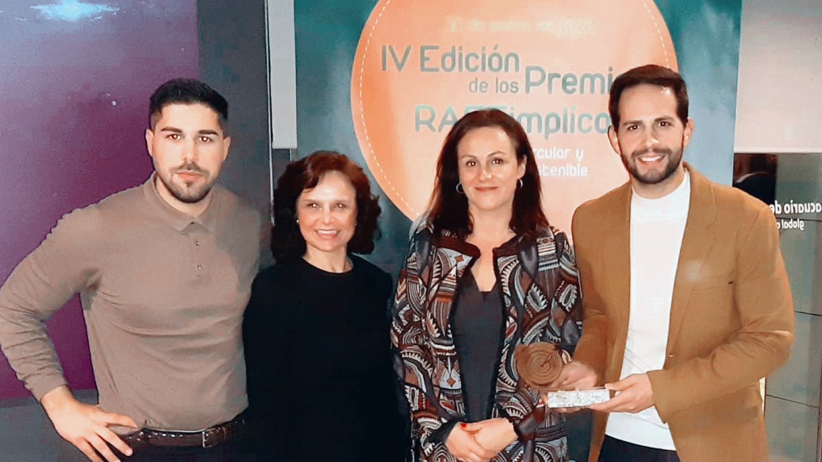 Miembros de la corporación municipal recogen el premio en Sevilla.
