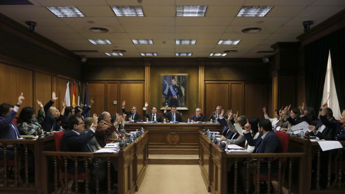 Votaciones durante la sesión plenaria en la Diputación de Almería.