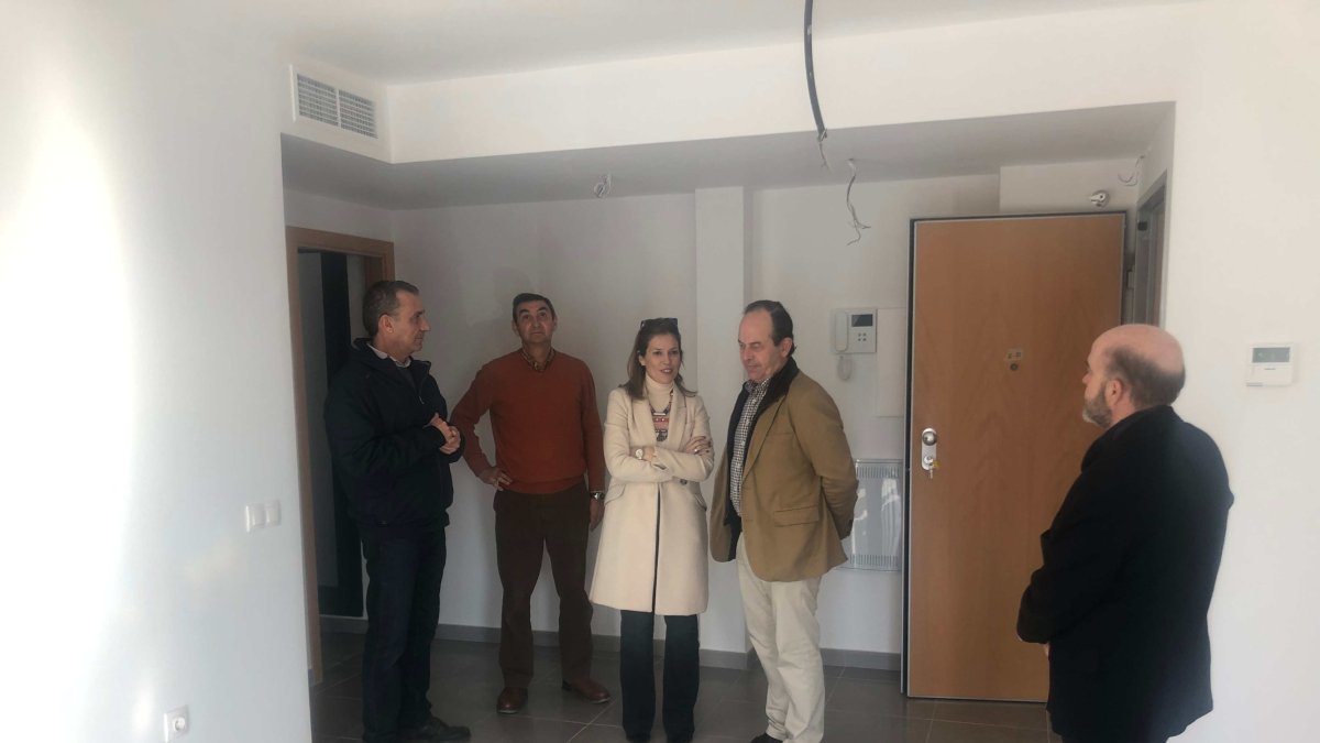 La concejal, durante la visita a una de las casas de la promoción.