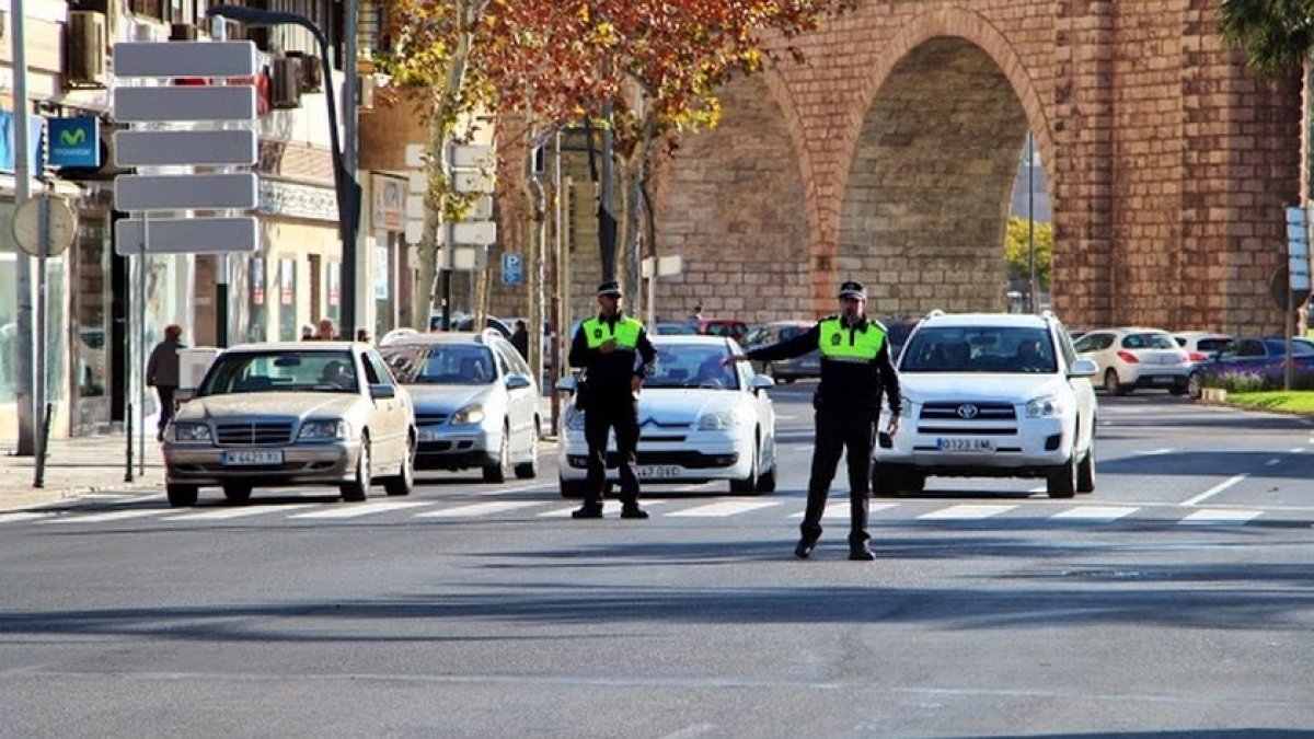 Imagen de archivo de dos policías locales dirigiendo el tráfico.