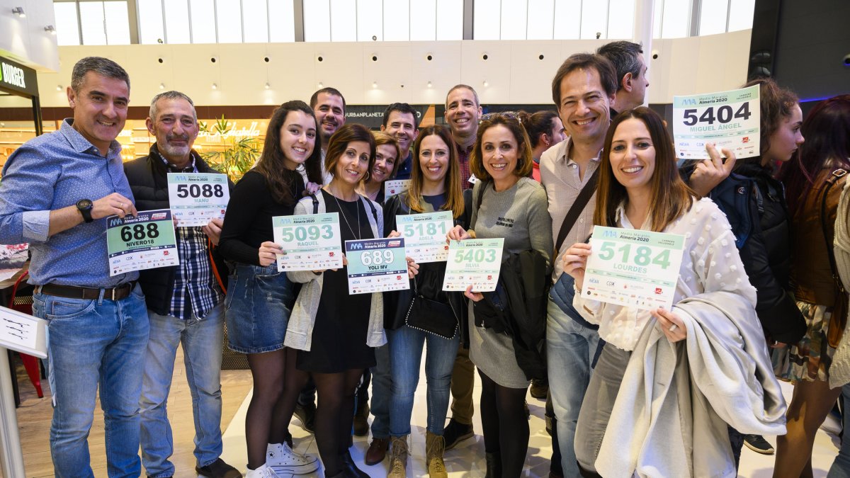 Un buen grupo de participantes con sus dorsales.