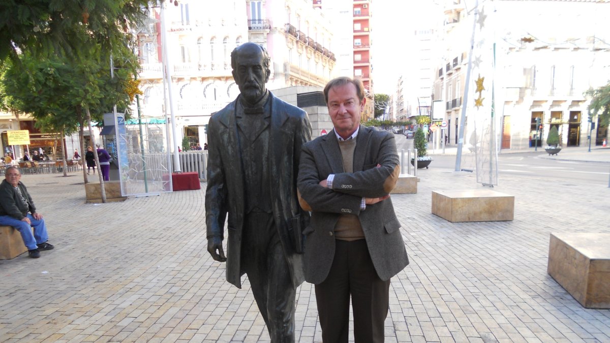 Rodolfo miranda junto a la estatua de Nicolás Salmeron.