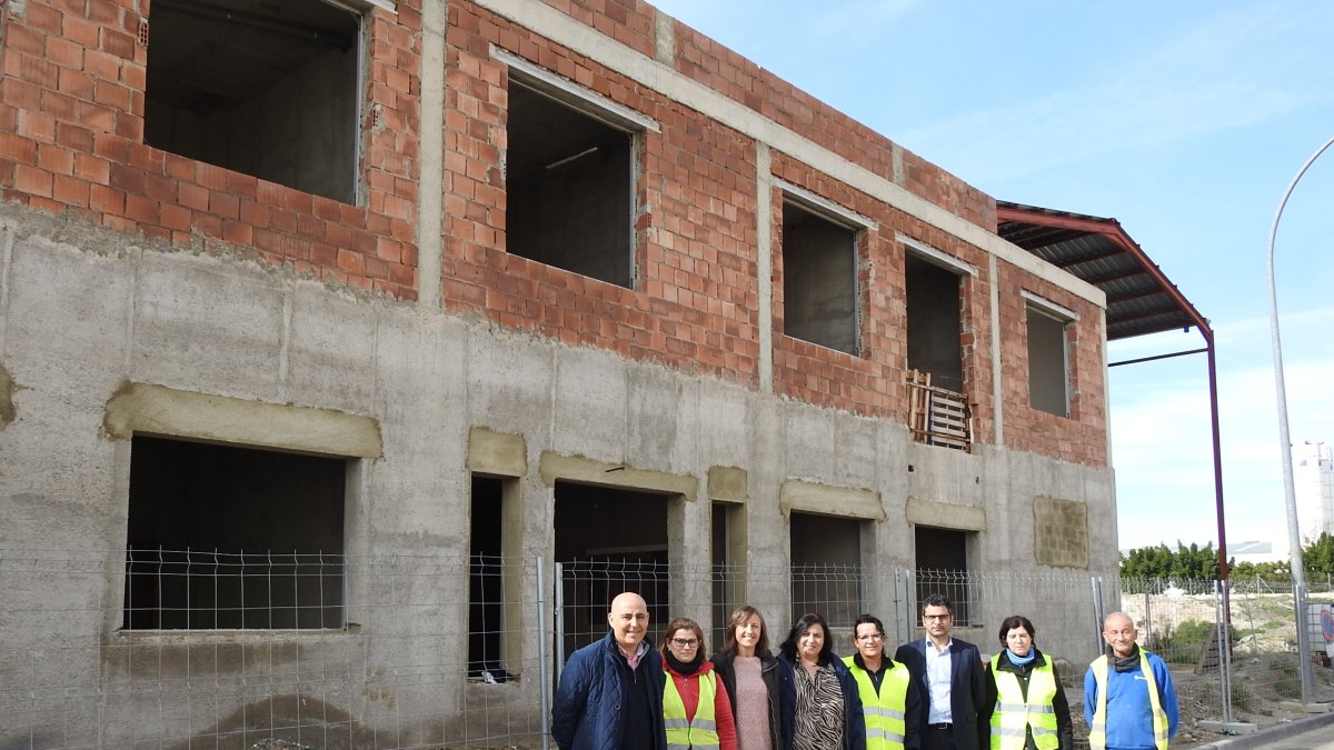 Autoridades políticas visitando las diferentes actuaciones. La voz