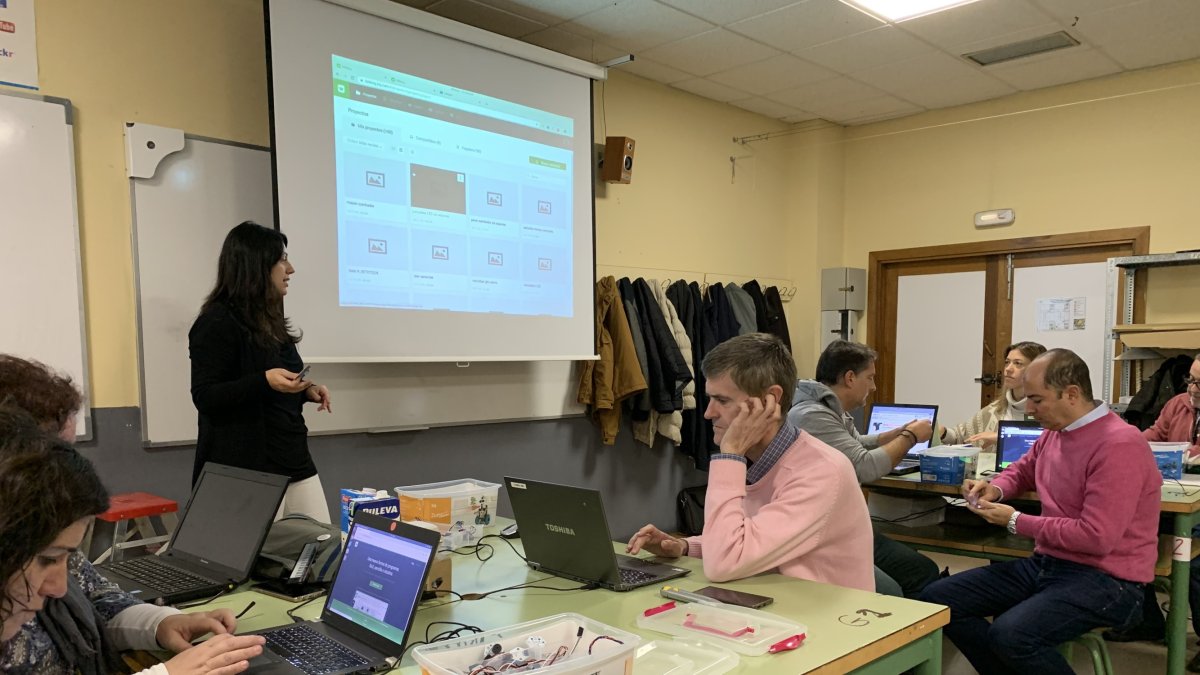 Profesores formándose en robótica y programación para el programa RetoTech de Fundación Endesa.
