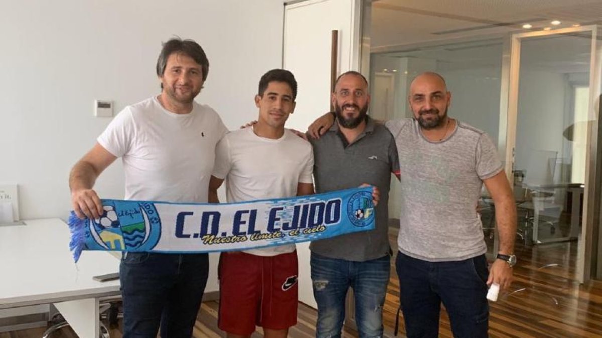 El nuevo jugador con la bufanda del club.