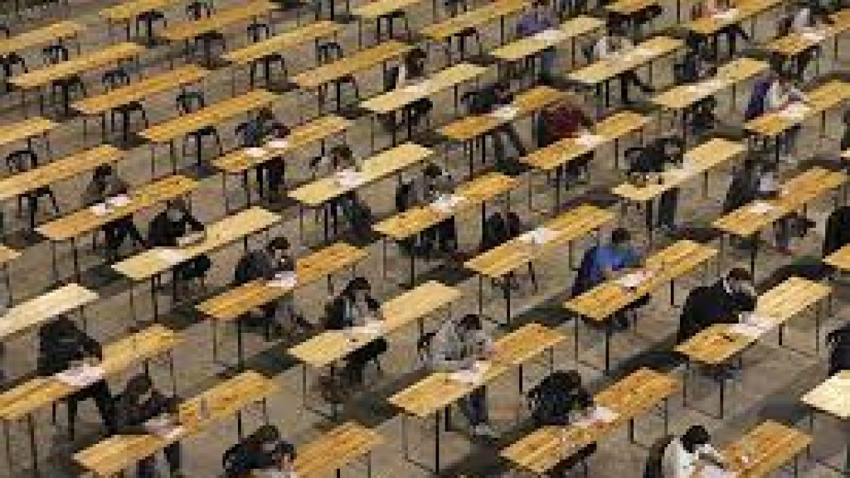 Opositores durante un examen en una imagen de archivo.