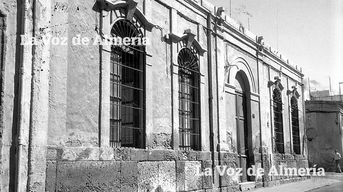 Edificio donde estuvo instalado el teatro Benavente, con la fachada principal a la calle de Restoy y otra lateral a la calle de Cucarro.
