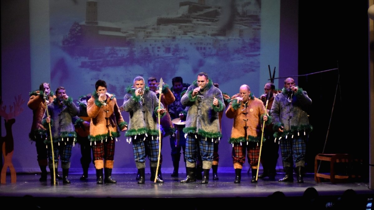 La chirigota de Serón, ‘Comando Cubito’, abrió brillantemente la segunda noche de los Cuartos de Final