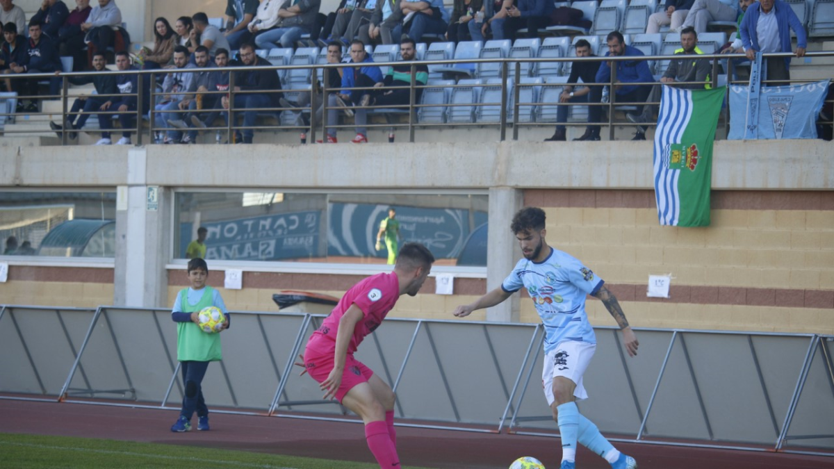 Dani lo intenta por la banda ante un canterano del Málaga.