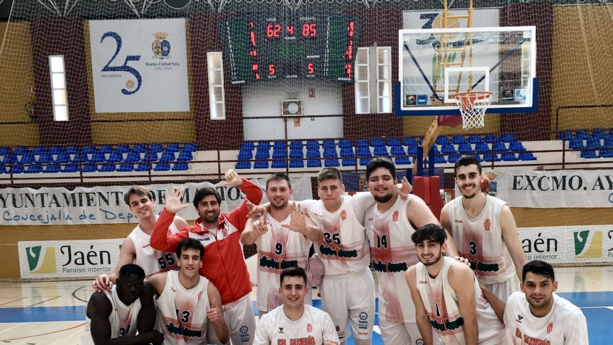 Los jugadores posan tras la victoria.