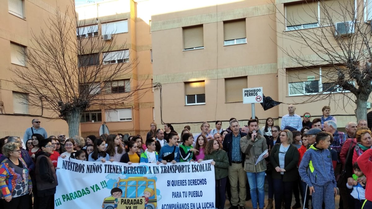 Padres, alumnos, vecinos y representantes políticos de Olula, unidos por el mantenimiento de las paradas del autobús escolar, el pasado 3 de febero.