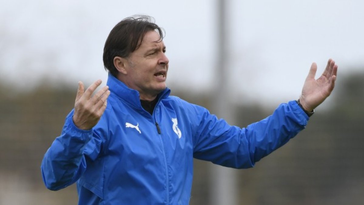 Cristobal Parralo dirigiendo un entrenamiento del Racing.