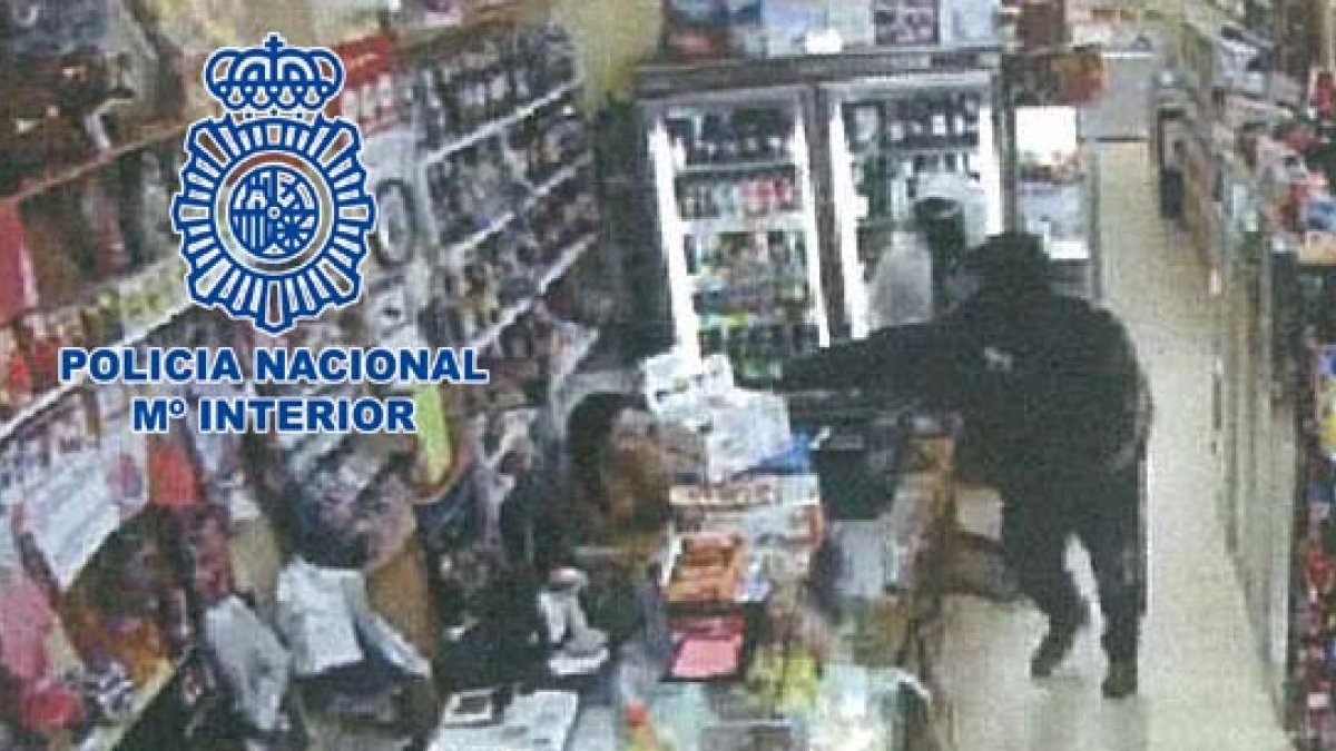 Imágenes de los asaltos captadas por cámaras de seguridad de las tiendas.