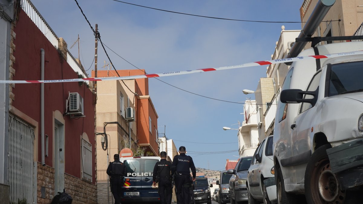 Cordón de agentes de la Policía Nacional en la calle Ruano