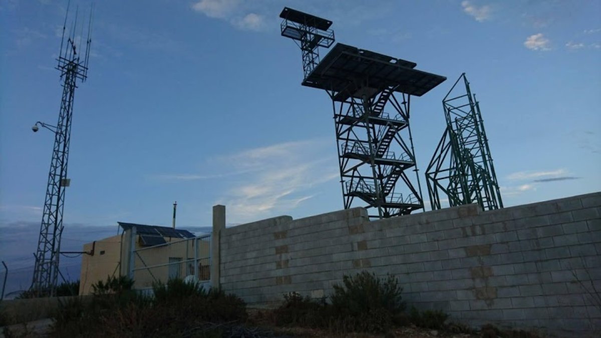 Antenas instaladas en l asentamiento militar de Cerro Mezquita.