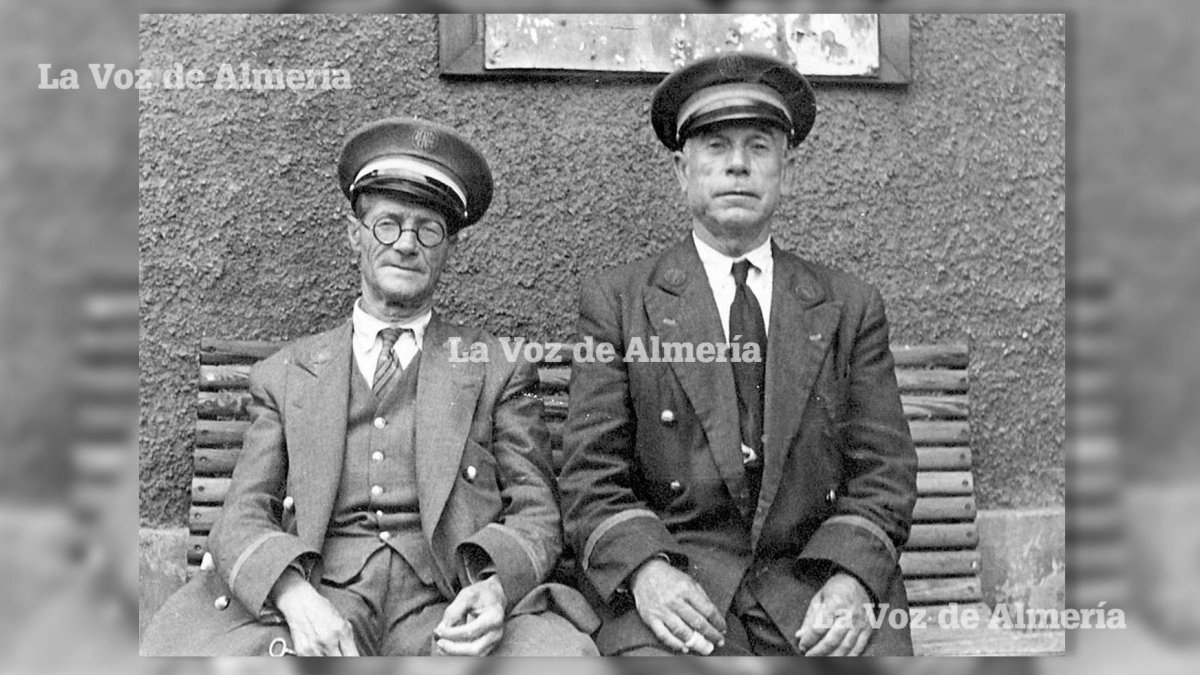 Empleados del ferrocarril en un banco de la estación de Almería. El tren generaba muchos empleos que hoy han desaparecido.