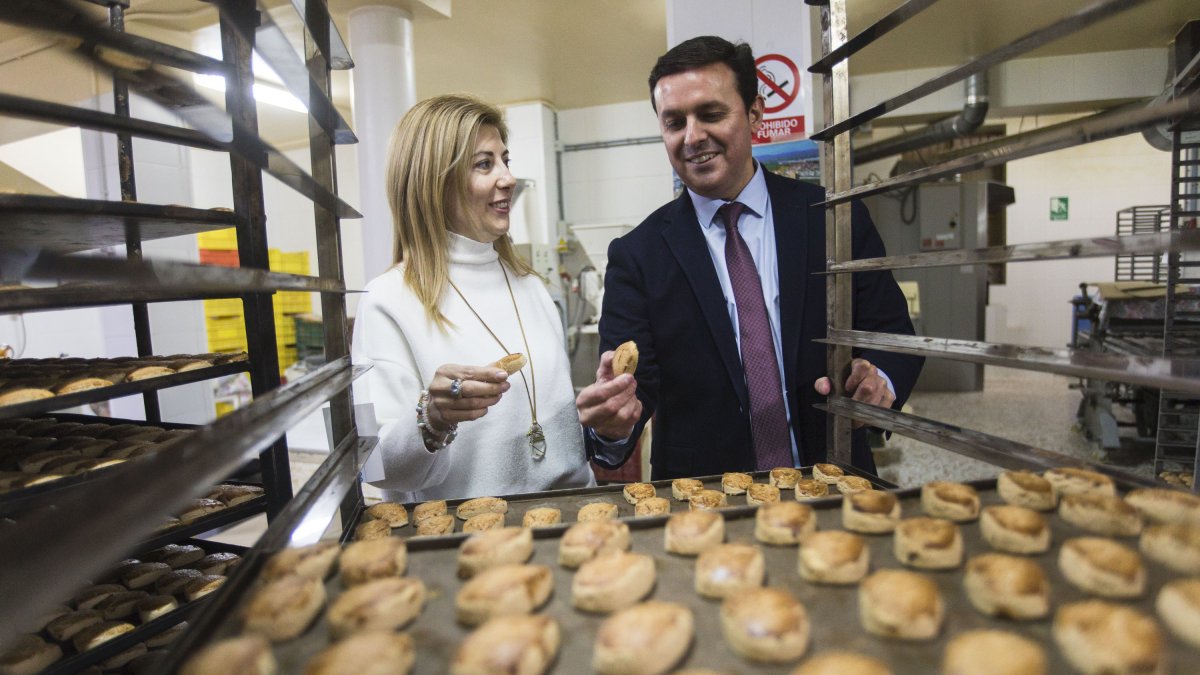 Javier A. García, presidente de la Diputación, en una de las empresas beneficiadas por este plan.