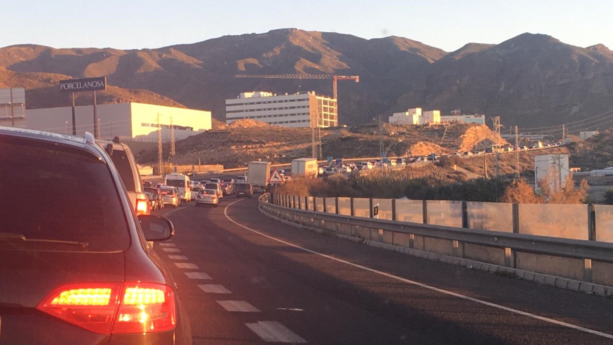 Varios coches se encuentran en un atasco.