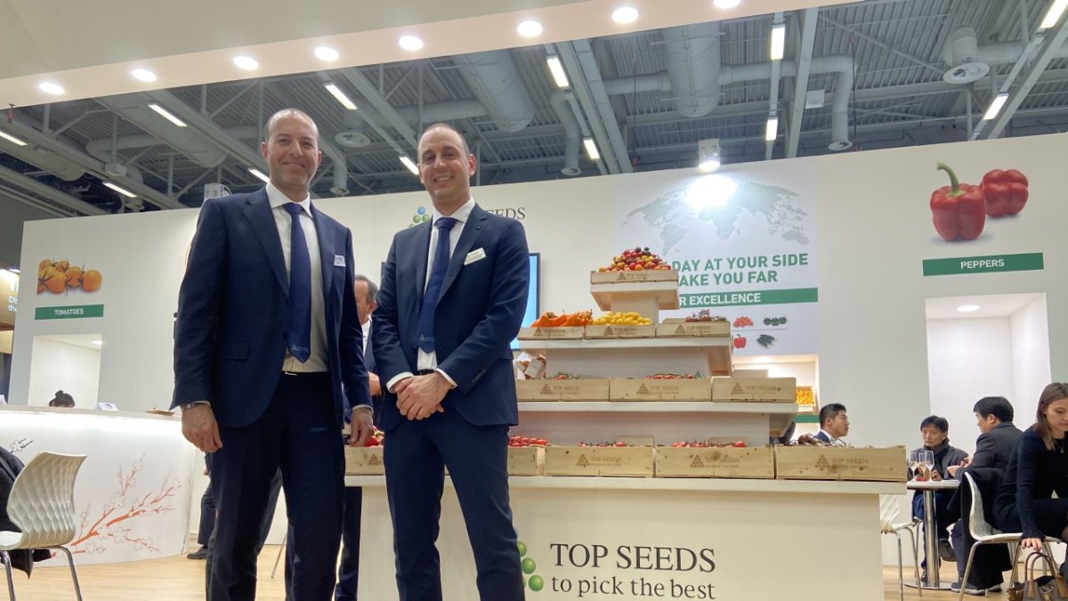 Los responsables de Top Seeds posan delante del stand de la marca en la Messe Belin.