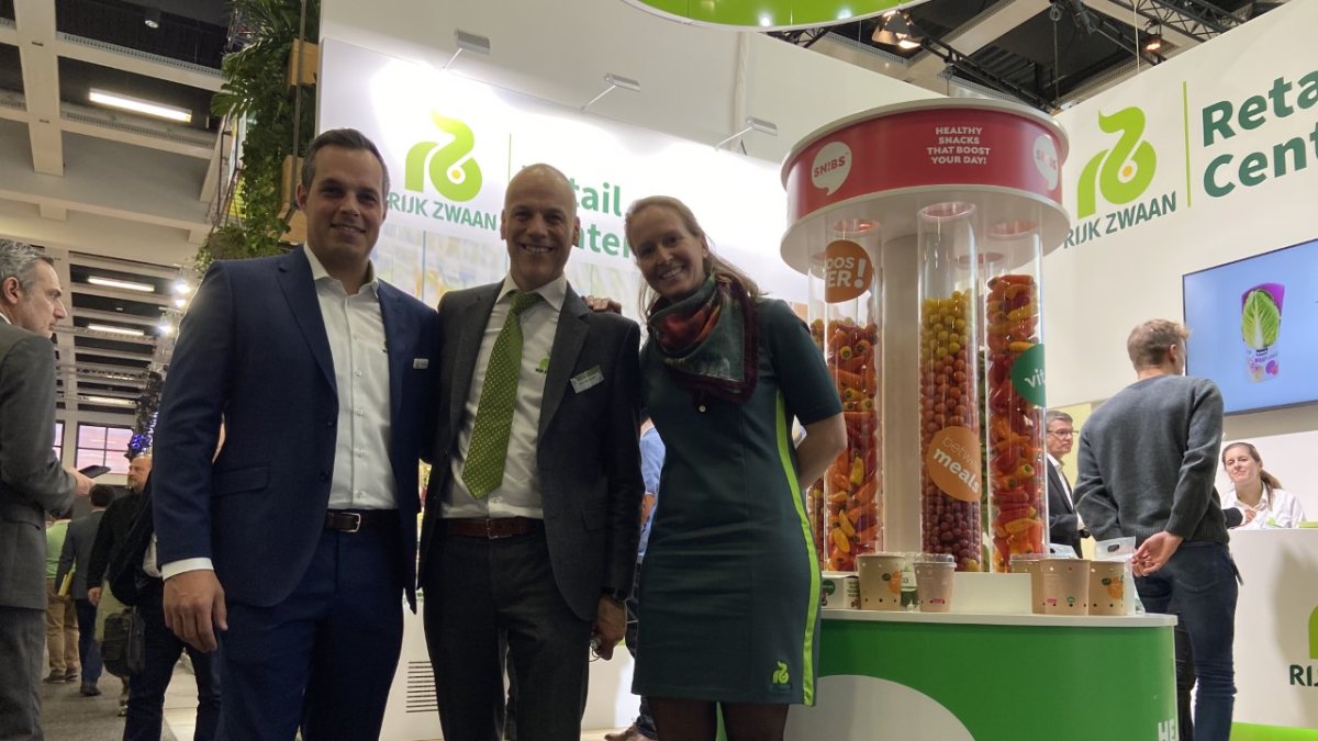 JAvier García posa junto a sus compañeros en el stand de la empresa holandesa.