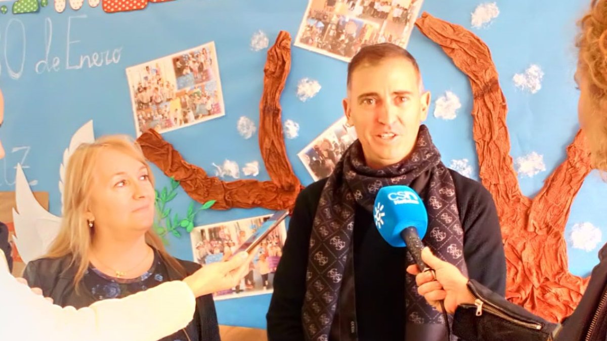 El delegado de Educación con la directora de la escuela infantil Mediterráneo.