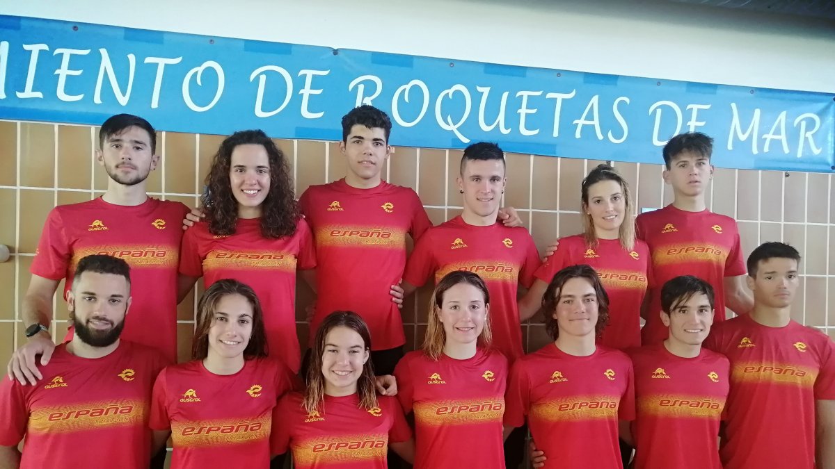 Foto de familia en la piscina de El Parador.
