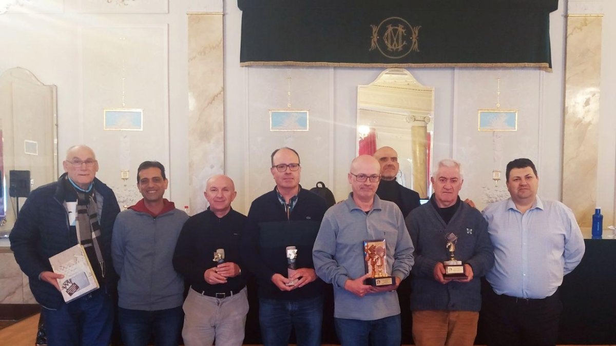 Jose Maldonado (segundo por la derecha) sostiene el trofeo del Campeonato Provincial de Almería.