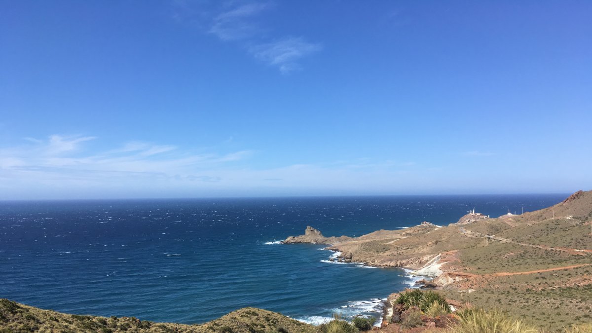 El Faro de Cabo de Gata. al fondo, desde dode parte la primera georruta, prevista para éste sábado