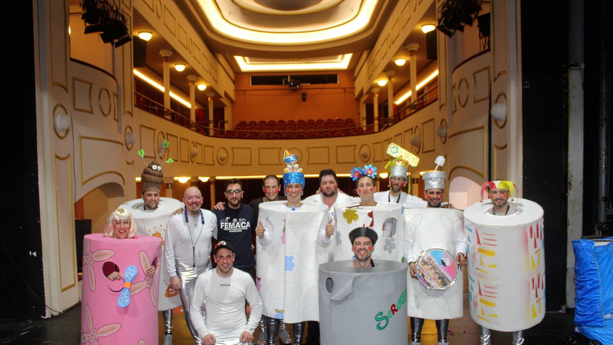 La chirigota de Guadix \'Los enrollaos\' junto al vicepresidente de FEMACA, Jesús Luque, tras concluir su actuación.