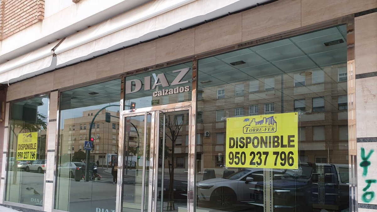 Los carteles que ofrecen locales se incrementan en el barrio de Nueva Andalucía.