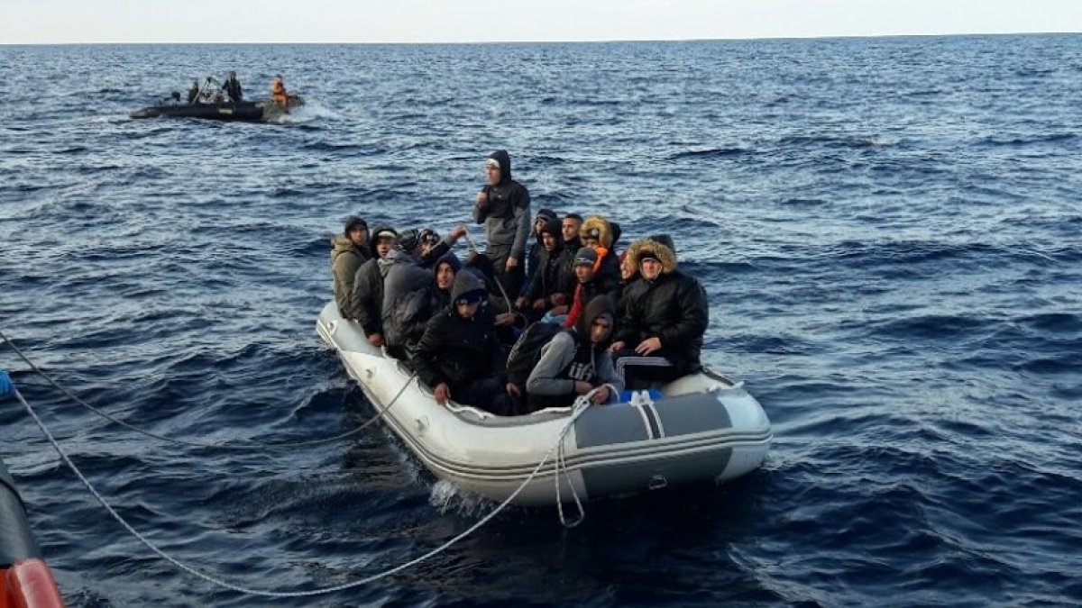 Imagen de archivo de una patera en el Mar de Alborán.