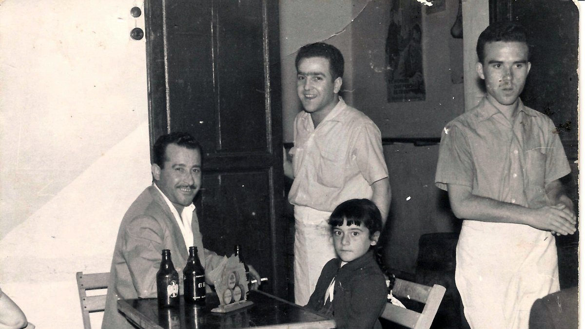 Juan José Bautista, en el centro, junto a su compadre Pepe, sentado, y su nieta y su hermano Manolo, en el antiguo Sevilla.