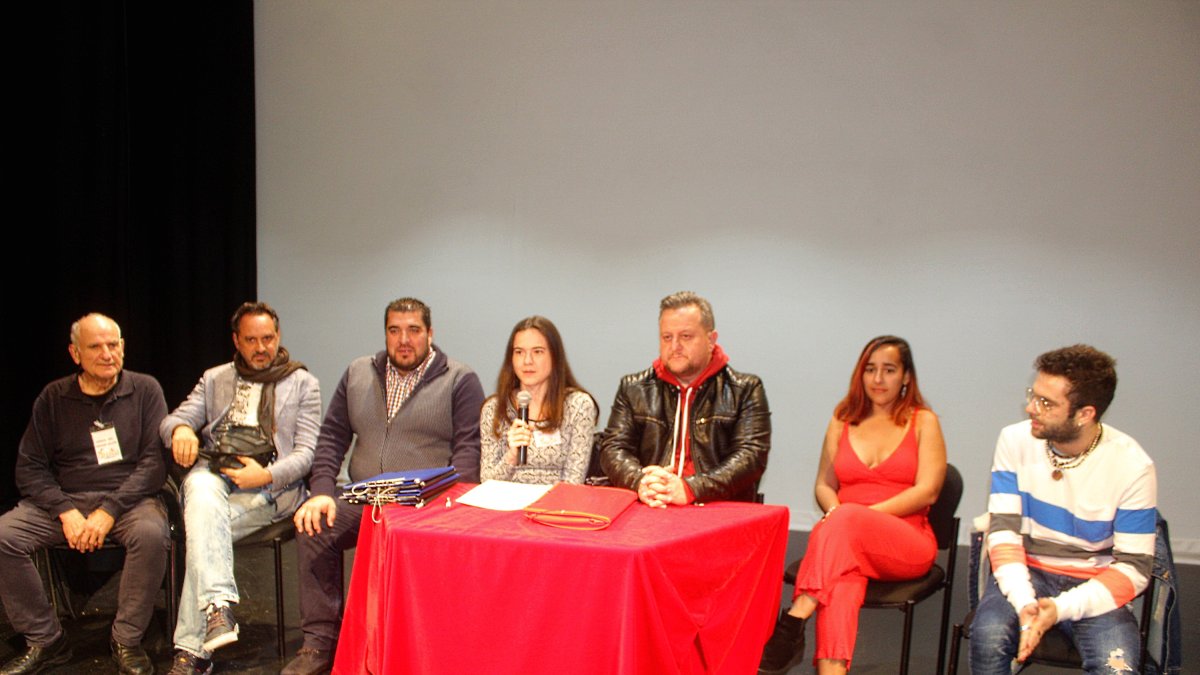 El jurado del Concurso de Carnaval, con su presidente, y la secretaria del jurado junto al presidente de FEMACA.