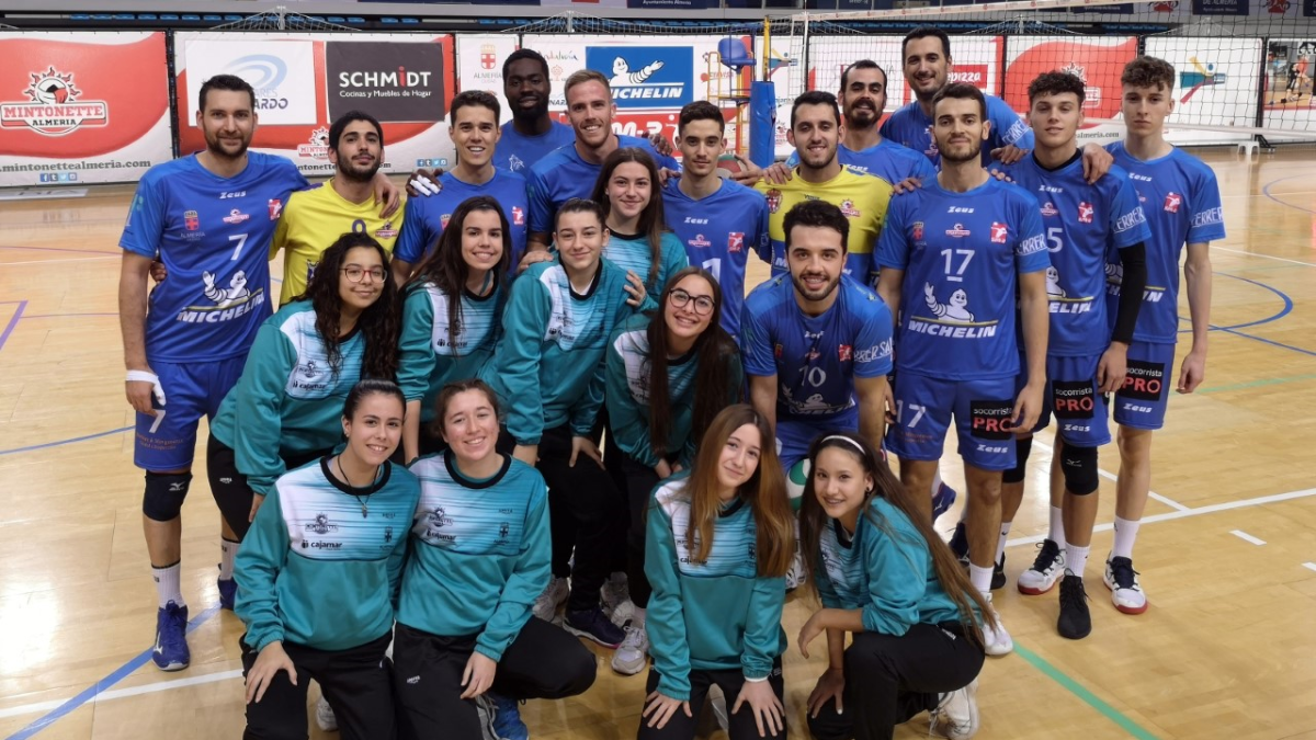 Los jugadores del equipo senior con las canteranas.