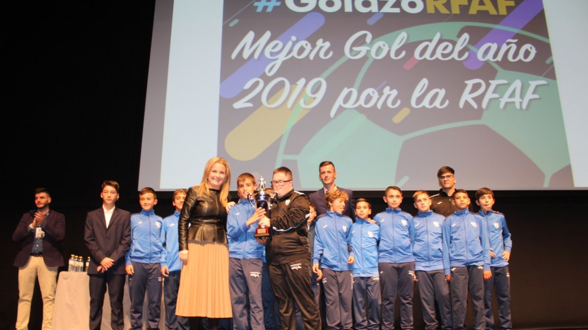 La diputada de Deportes en el Teatro de El Ejido.