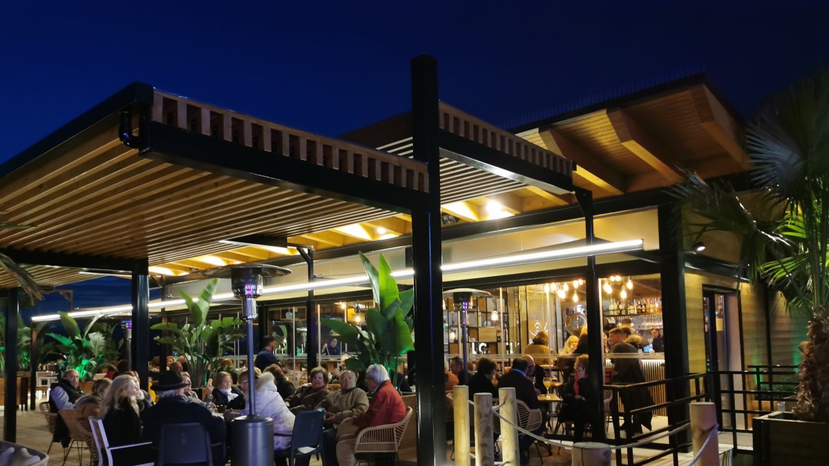 Terraza de La Fábrica el día de su inauguración.