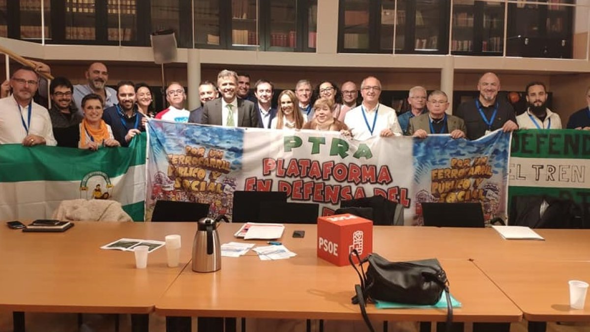 Miembros de la Plataforma por el Tren Público, Social y Sostenible de Almería.