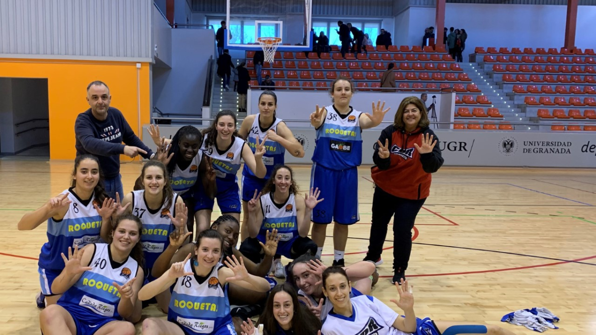 Las jugadoras roqueteras celebrando el triunfo.