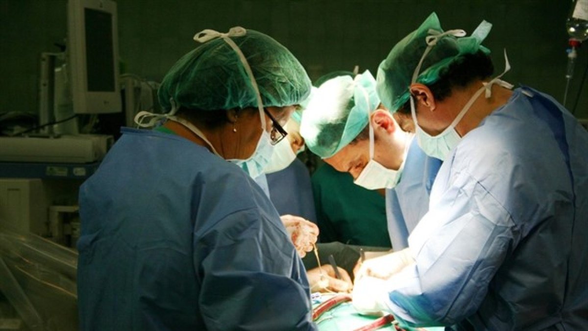 Un equipo médico durante una intervención del corazón.
