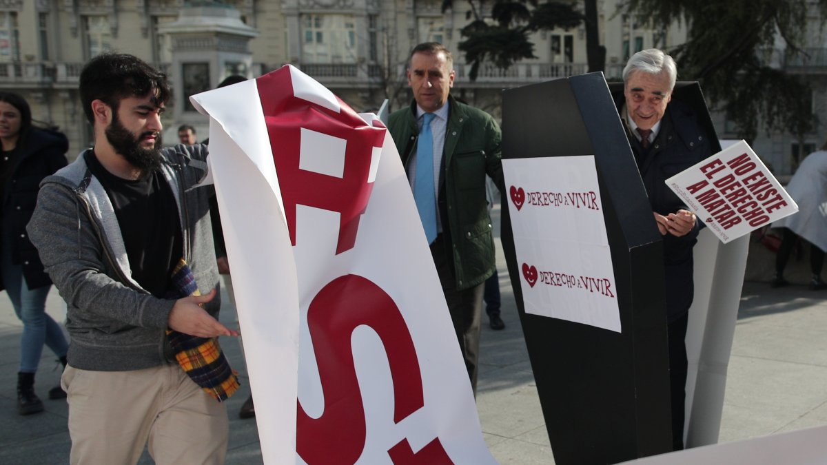 Varias personas de la organización Derecho a Vivir, frente al Congreso para protestar en contra de la despenalización de la eutanasia.