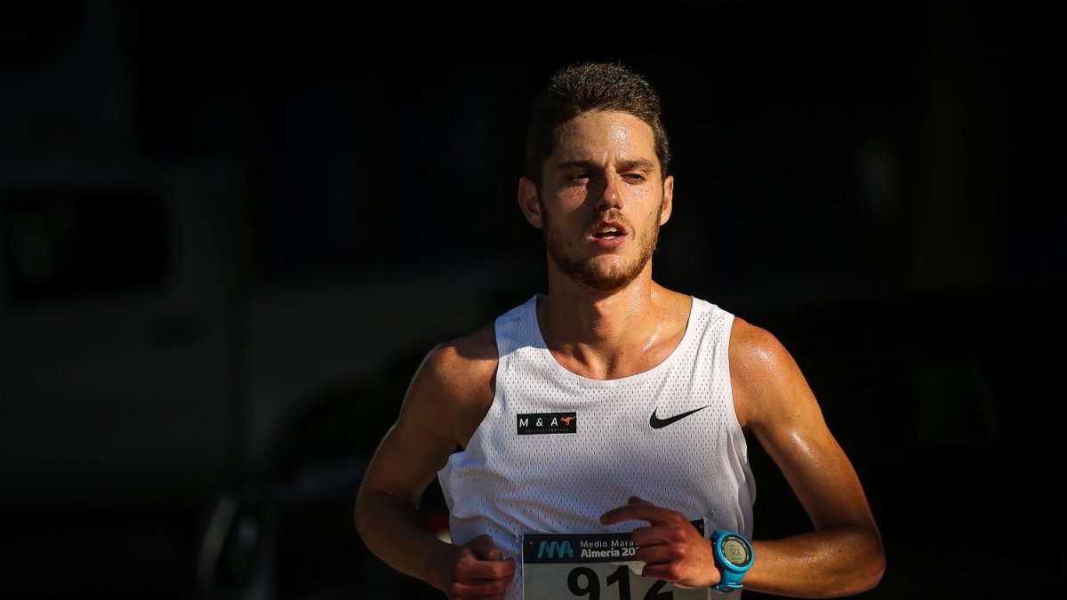 El atleta almeriense por las calles de Almería.
