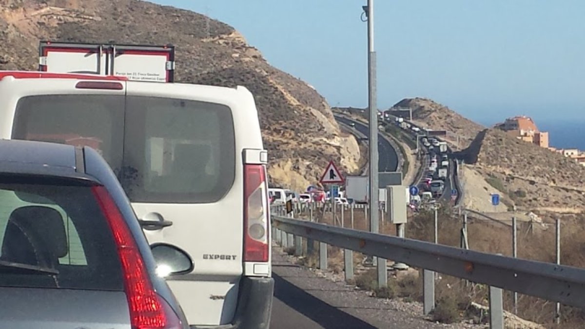 Vehículos atrapados en uno de los habituales atascos en la A7.
