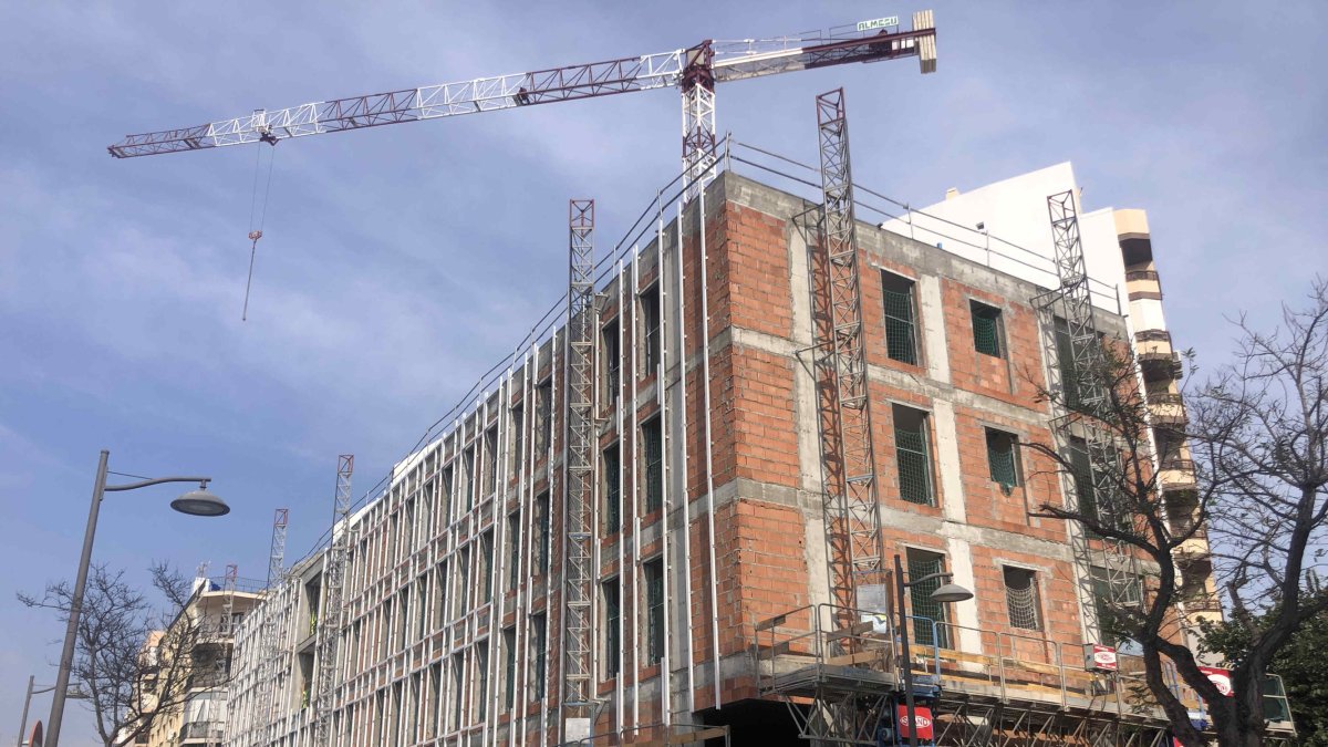 Edificio en construcción en una de las parcelas municipales de las antiguas ‘Casas de los Maestros’