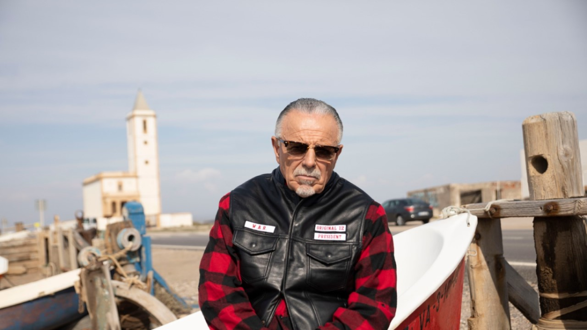 George Christie junto a la iglesia de Las Salinas.