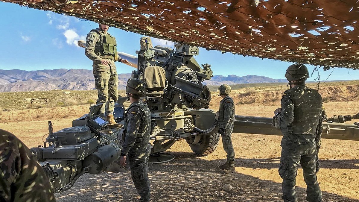 Ejercicios de los cadetes con Artillería.